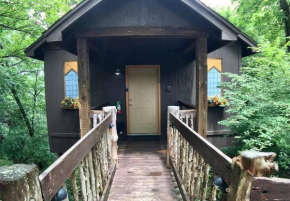 Abbey Chateau Treehouse #10 / Oak Crest cottages and treehouses